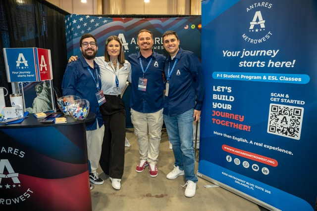 Equipe da Antares em evento da comunidade